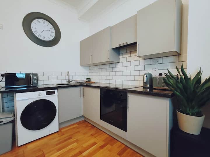 Splash of Colour 2 Bedroom Apartment Bournemouth Town Centre Free Parking - Photo 2