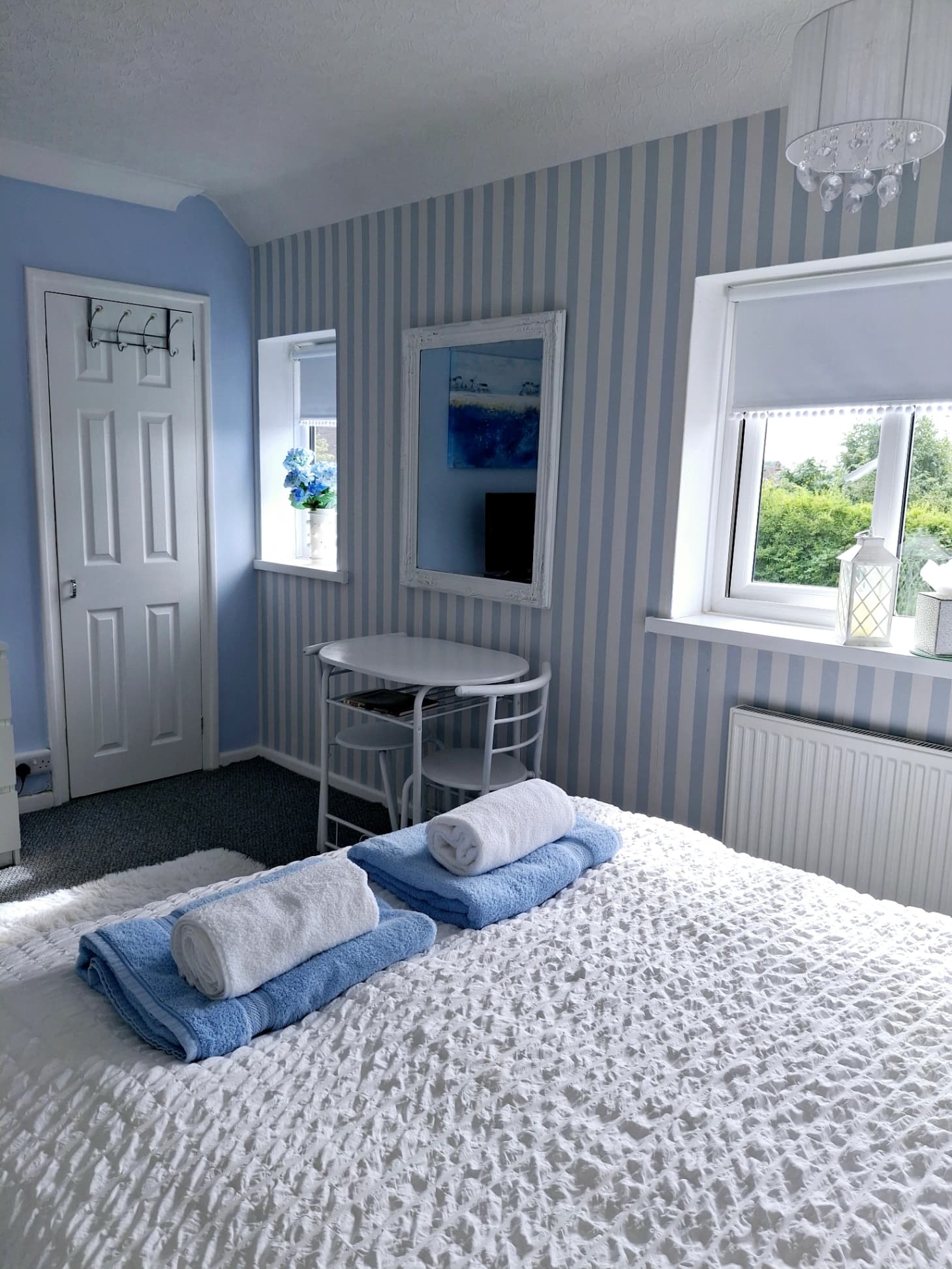 A LARGE STYLISH AND CLEAN DOUBLE ROOM - Photo 4